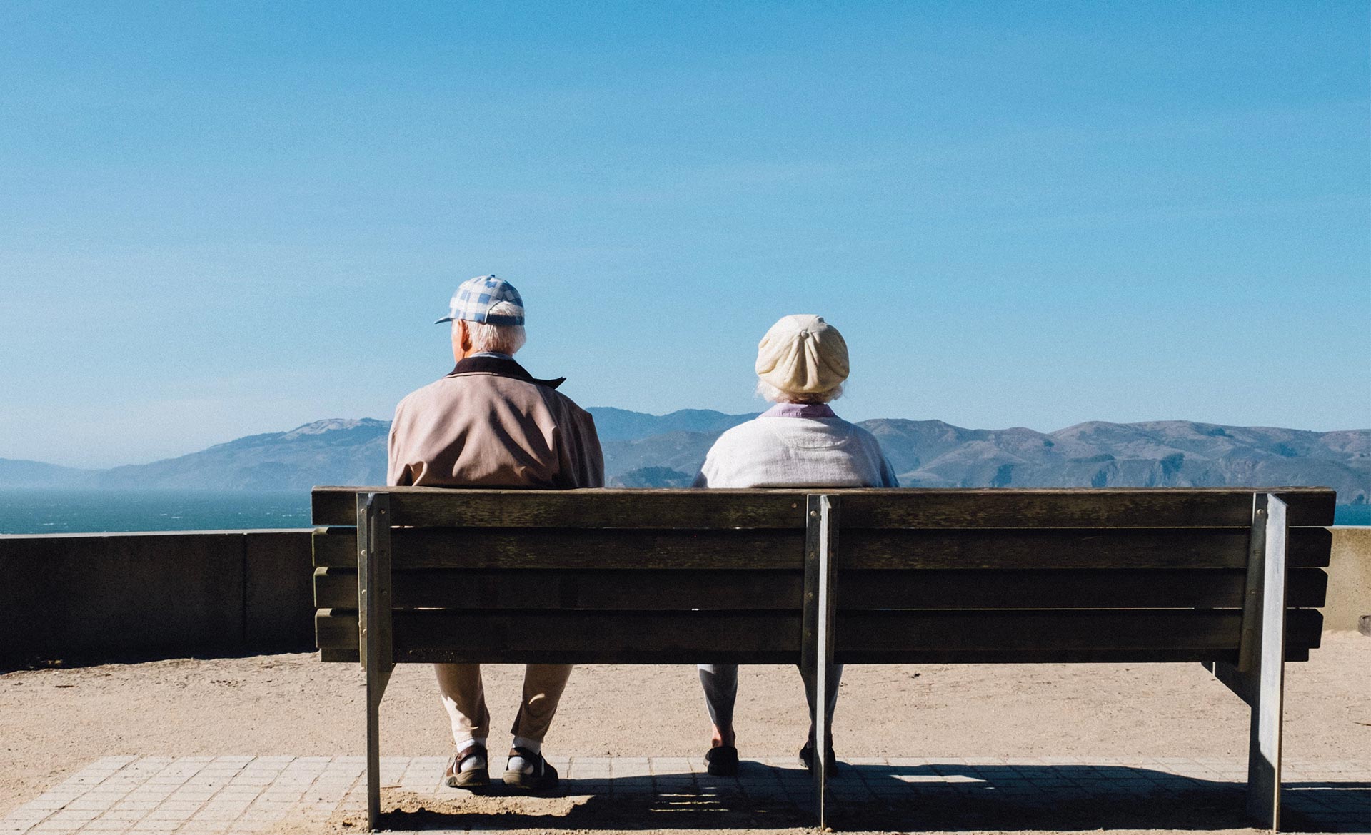 Ett äldre par som sitter på en bänk.