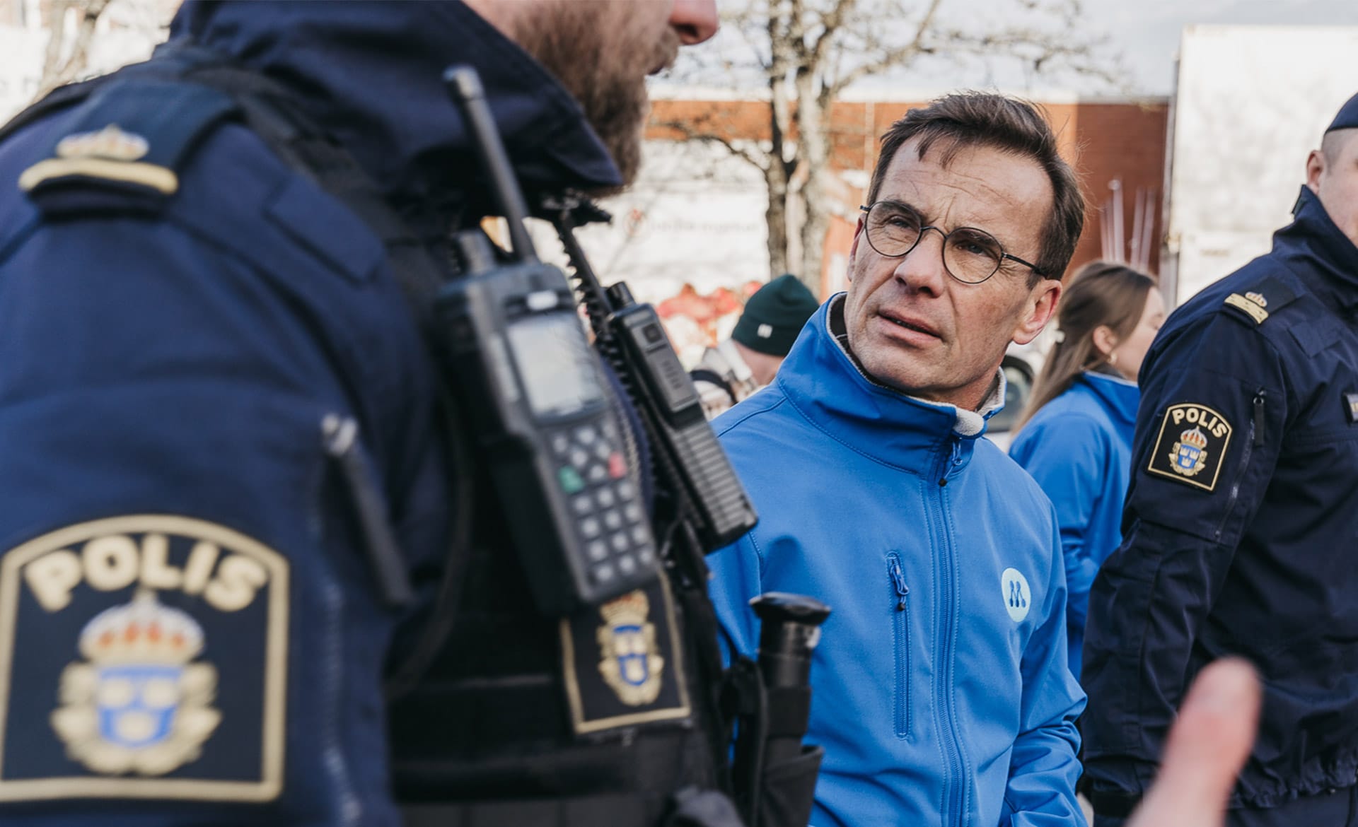 Ulf Kristersson pratar med en polis