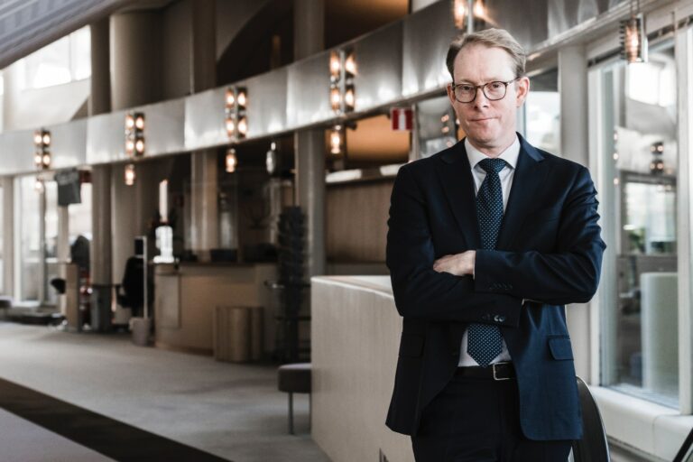 Moderaterna KU-anmäler regeringen:  Har mörkat för Coronakommissionen