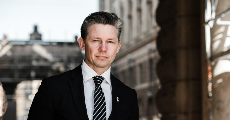 Moderaterna presenterar reformer mot hybridhot