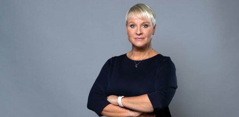 Den moderatledda regeringen utreder språkkrav för anställda i äldreomsorgen