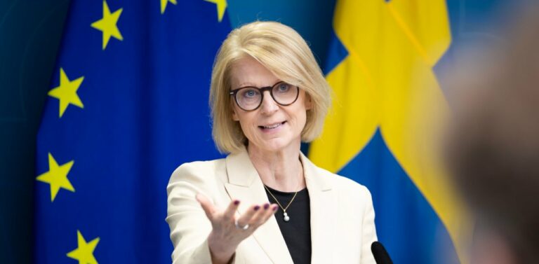 Den moderatledda regeringen ger uppdrag om folkräkning till Skatteverket
