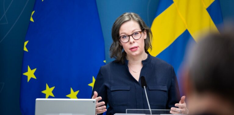 Regeringen föreslår ett höjt försörjningskrav för arbetskraftsinvandrare