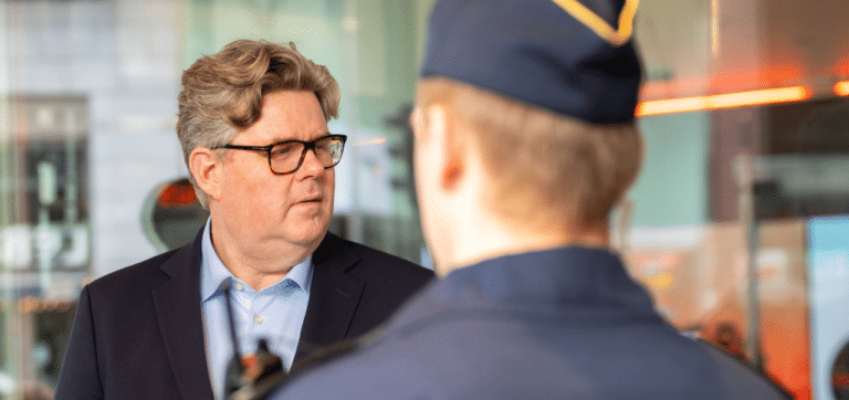 Justitieminister Gunnar Strömmer möter poliser vid Fridhemsplan Stockholm