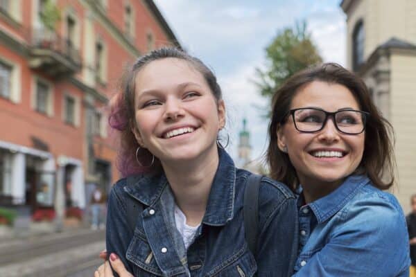 En ensamstående mamma kramar om sin dotter