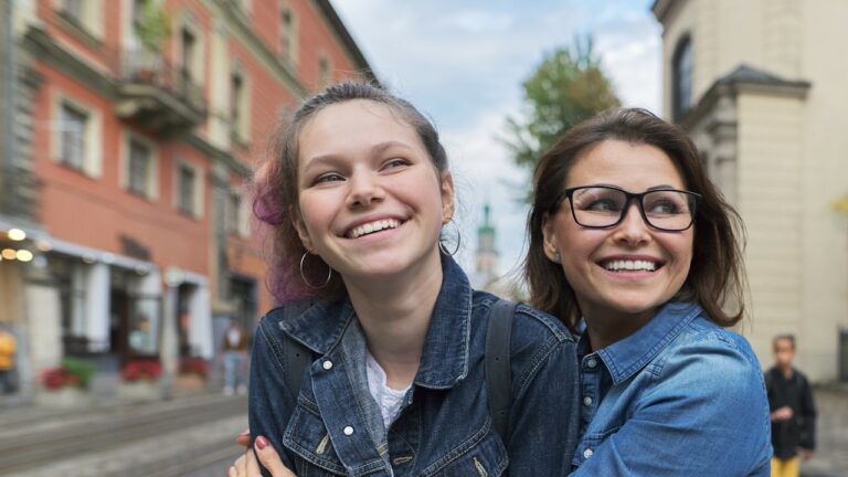 En ensamstående mamma kramar om sin dotter