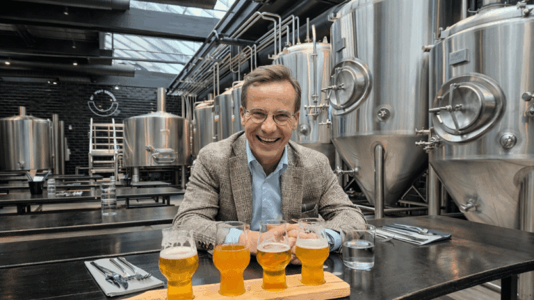 Ulf Kristersson besöker ett bryggeri.