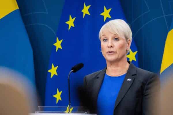 Anna Tenje, presskonferens om bidragsspärr