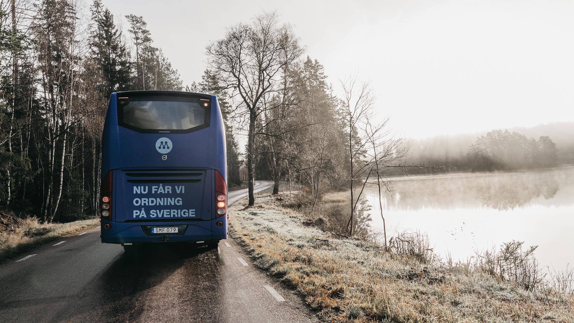 Baksida av Moderaternas kampanjbuss